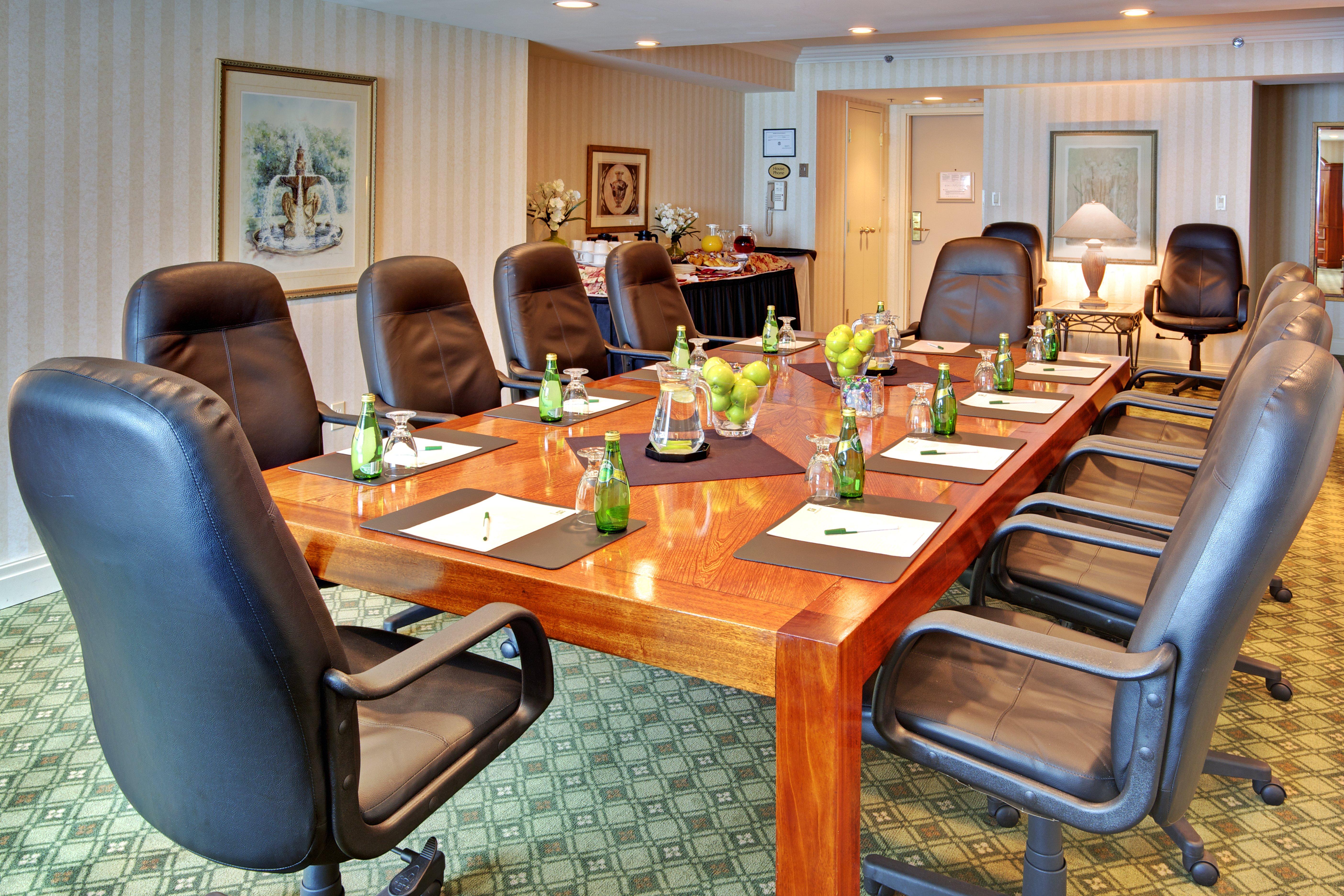 Holiday Inn & Suites Oakville At Bronte By Ihg Exterior photo